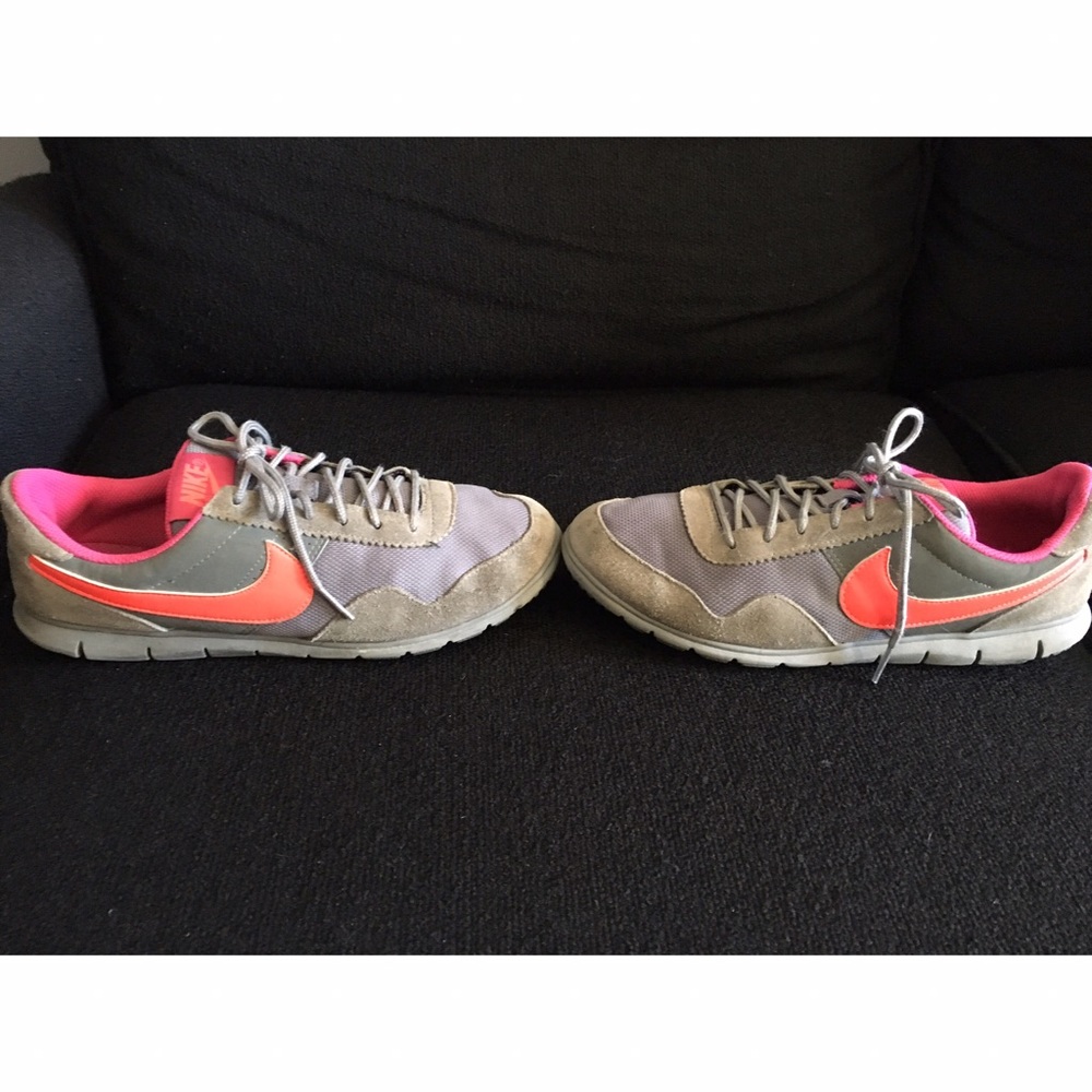 Gray Vintage  style NIKE’s   Sz 7 1/2